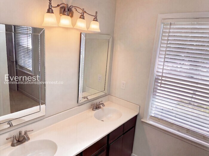 Building Photo - 2316 Horsley Dr