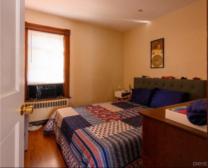 Building Photo - 621 William St