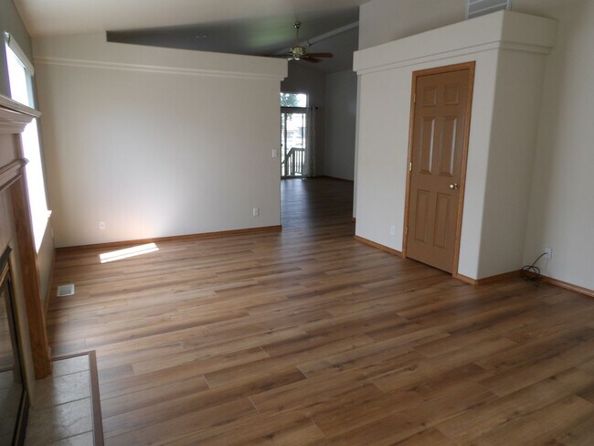 Building Photo - CDA Place Garden Home in Gated Community!