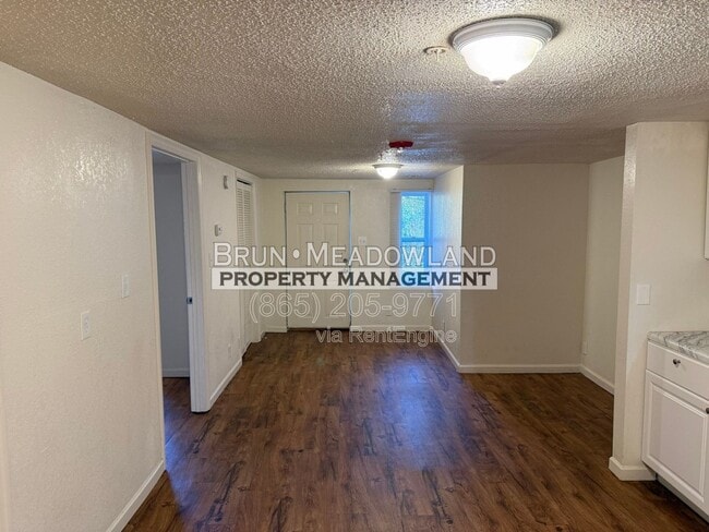 Building Photo - 502 E Red Bud Rd