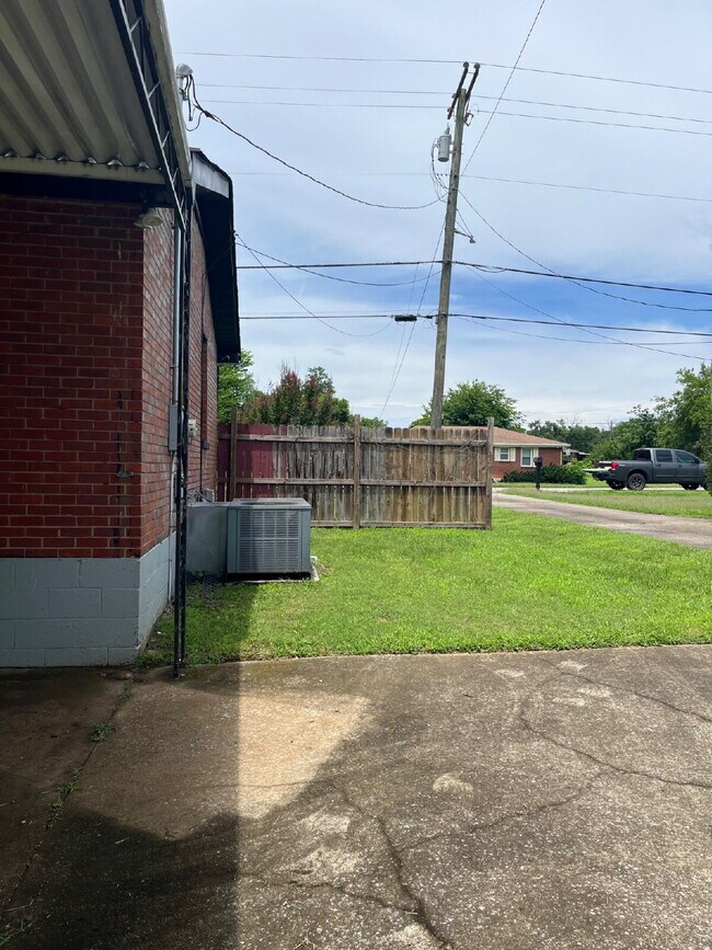 Building Photo - 3311 W Hamilton Ave