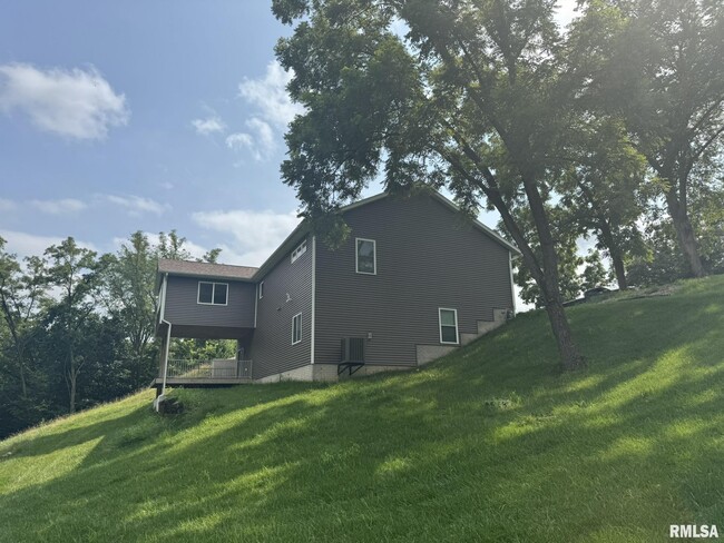 Building Photo - 18 Elmwood Dr