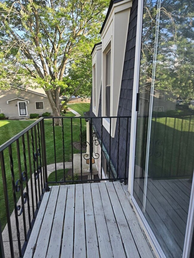 Building Photo - 2120 N Ginger Creek Cir