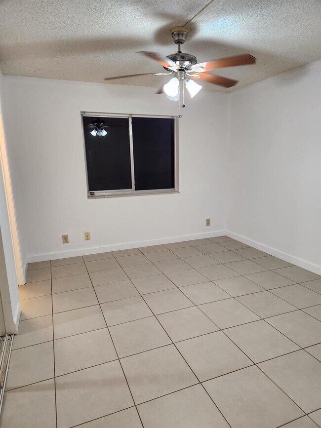 Building Photo - 511 Gardens Dr