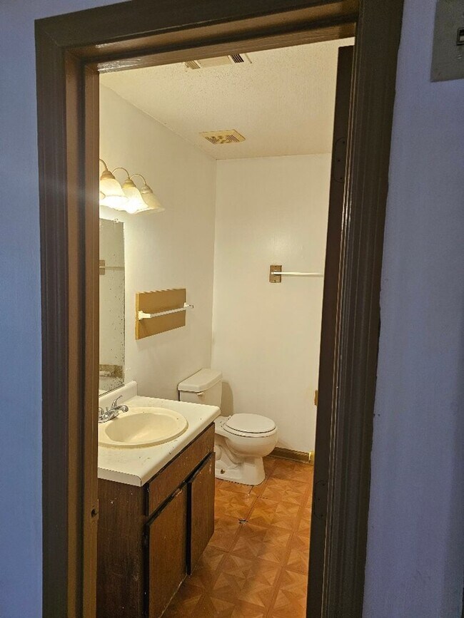 Building Photo - 2 BR TOWNHOME