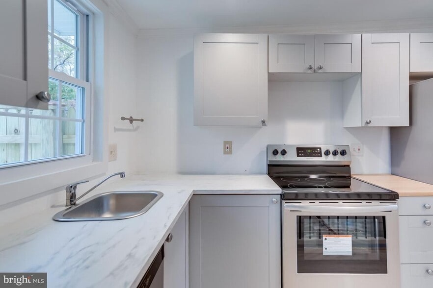 Building Photo - 822 Warburton Ln