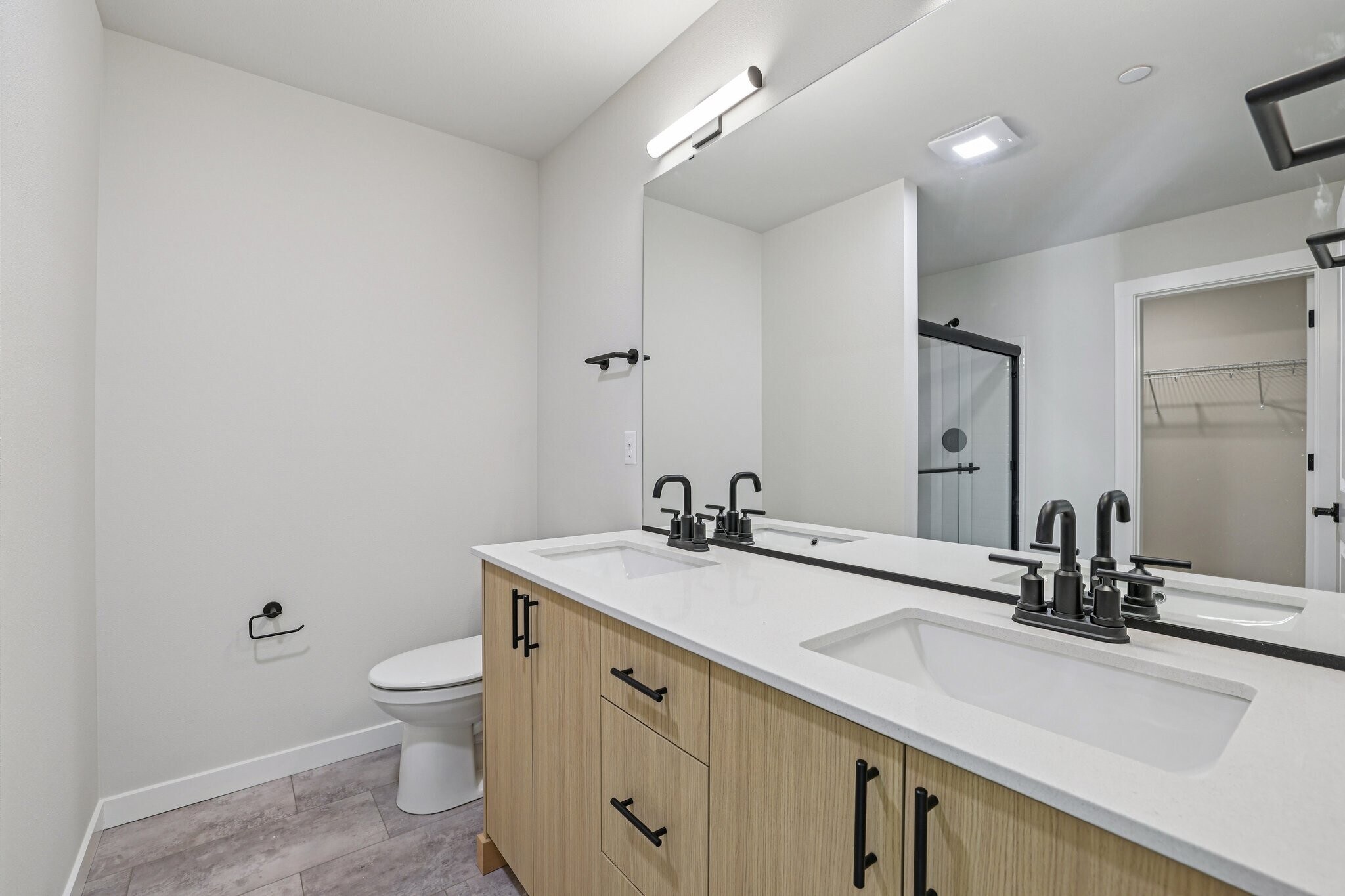 Dual sinks - 14707 87th Ave SE