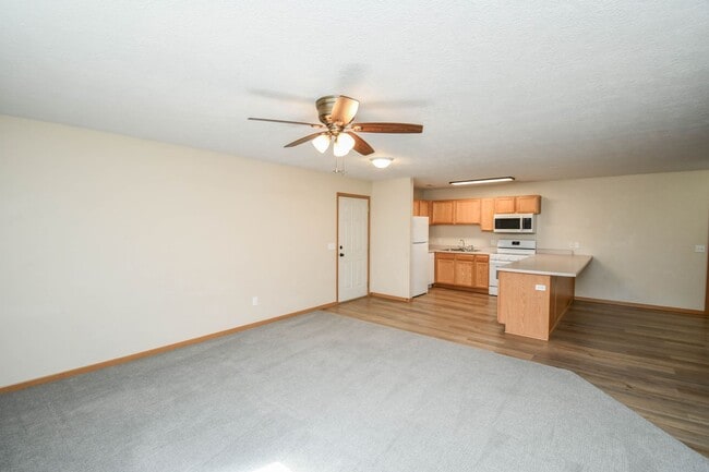 Building Photo - Comfortable 3-Bedroom Condo in Brandon – Available Now!