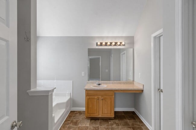 Building Photo - Impressive 3 Bed, 2.5 Bath Home