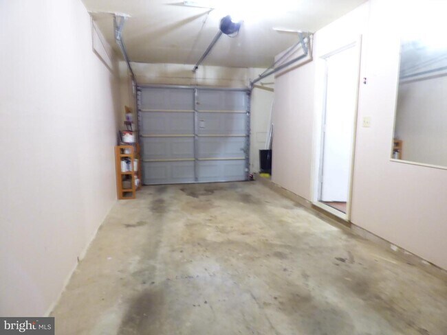 Building Photo - 6634 Westbury Oaks Ct