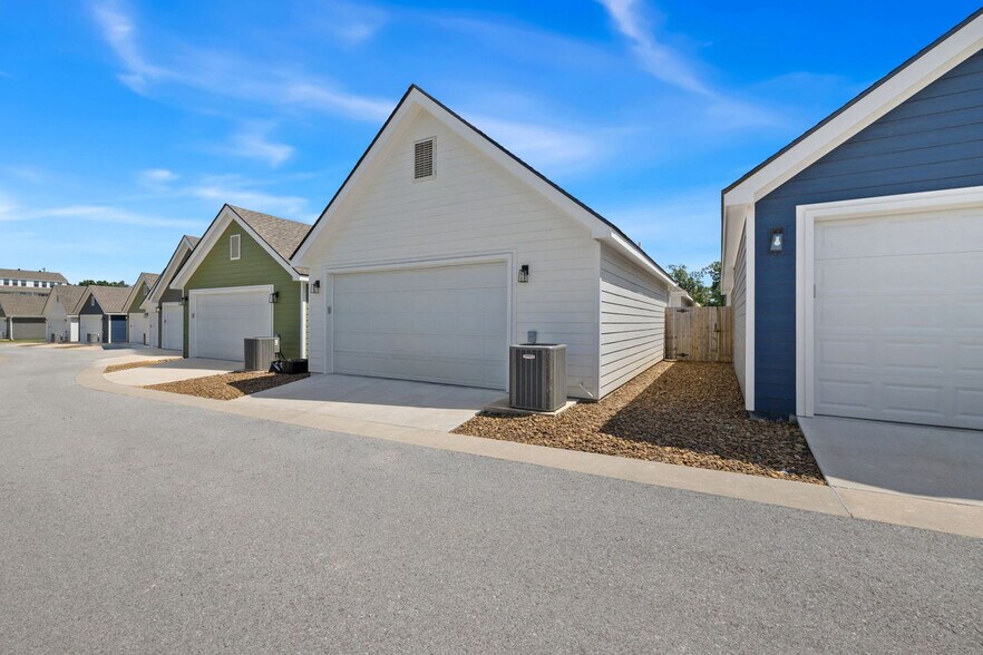 Building Photo - 913 NE Hts Ln