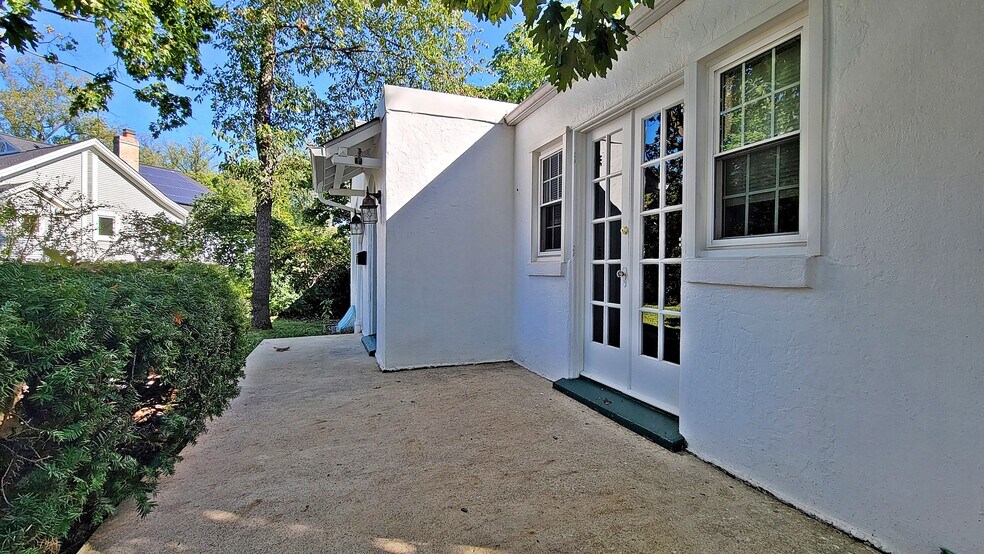 Building Photo - 2619 S Joyce St