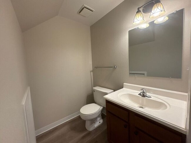 Building Photo - **Updated 2-Level Townhome in Fort Collins...