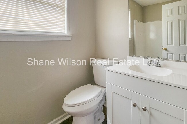 Building Photo - Cute Townhouse Available!