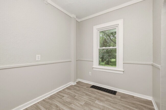 Building Photo - Three bedroom, one bathroom single in Springfield!