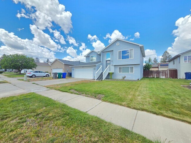 Building Photo - $2,800 - 3 Bed / 2 Bath Beautiful and Spacious Home with a Fully Fenced backyard