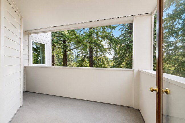 Building Photo - Amazing 2bed/1.5bath Condo Unit with Private Balcony in Meridian Park!