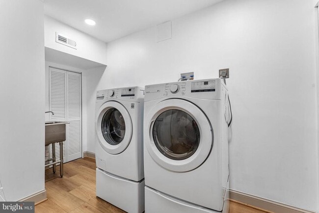 Building Photo - 2820 Ellicott St NW