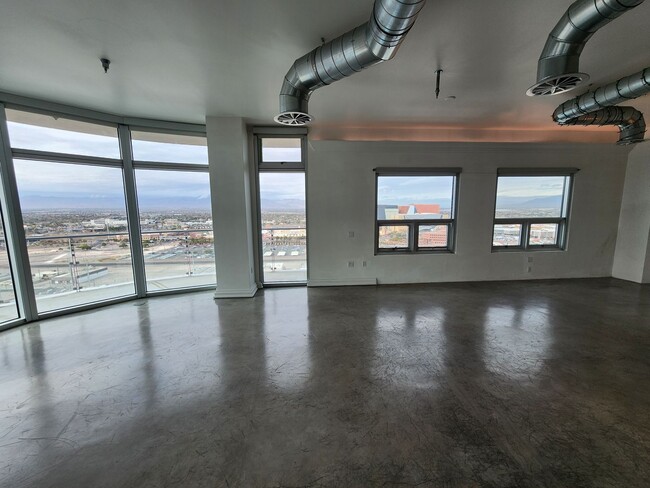 Building Photo - Beautiful Two Bedroom High Rise Condo