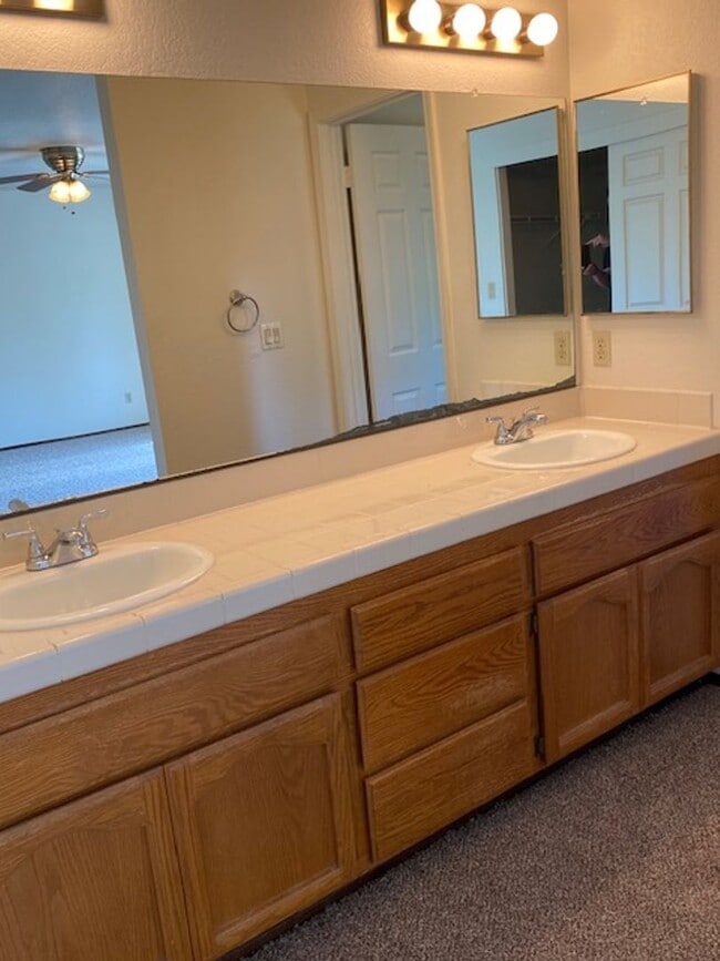 Building Photo - Roseville home with large backyard