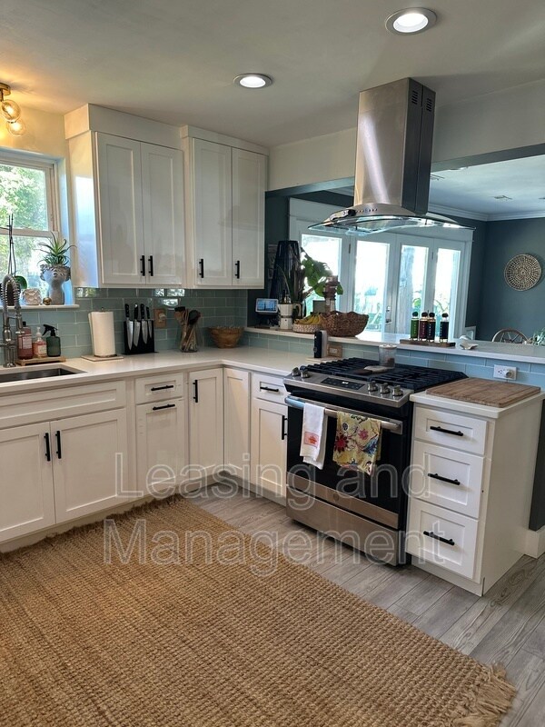 Building Photo - 823 Jordan St