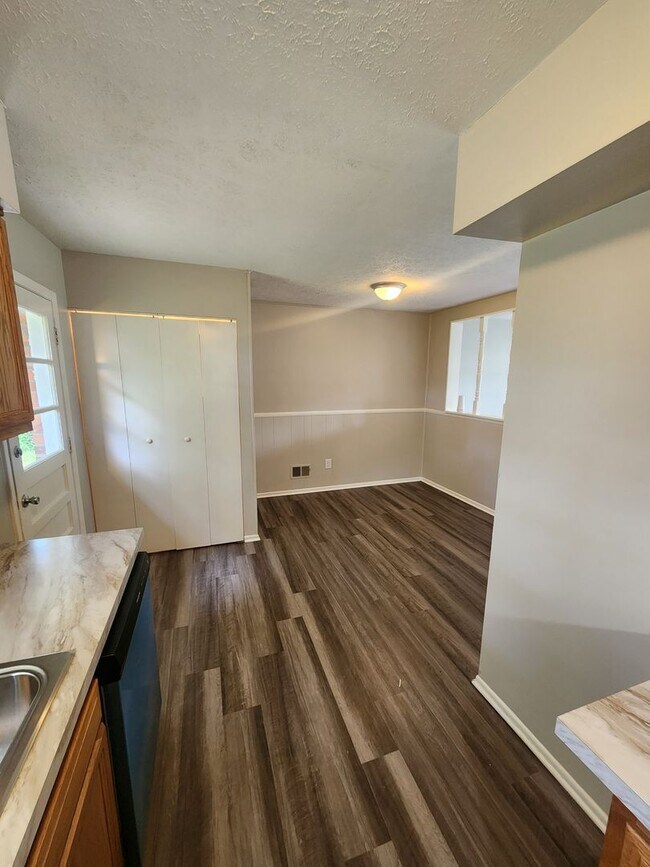 Building Photo - Updated 3 bedroom 1 bath in Fairdale with ...