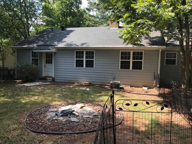 Building Photo - Three Bedroom in the Heart of Five Points