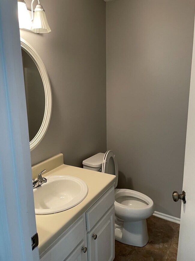 Building Photo - Close to Lexington Medical Center, University of South Carolina, I-26 and I-20