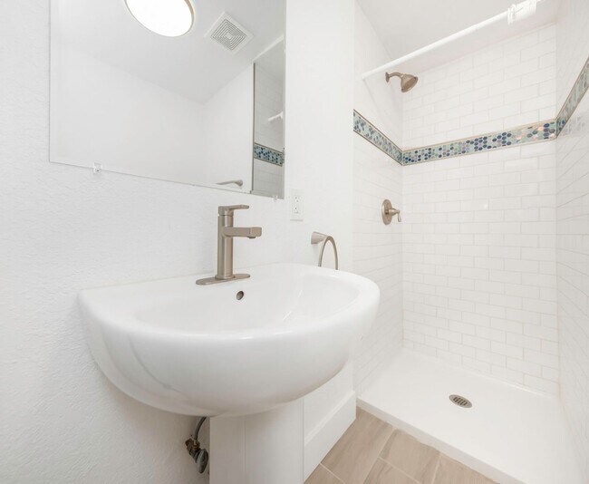 Building Photo - P200 - #7A Holiday Inn