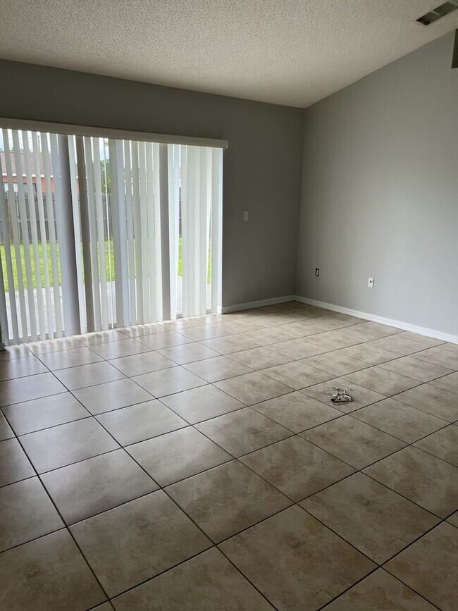 Building Photo - Beautiful 3 bedroom 2 bath home