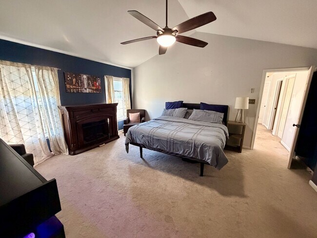 Building Photo - Large 5 Bedroom Home with Yard