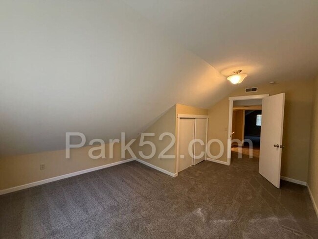 Building Photo - 4 Bedroom 2 Bathroom Single Family Northeast Tacoma Home