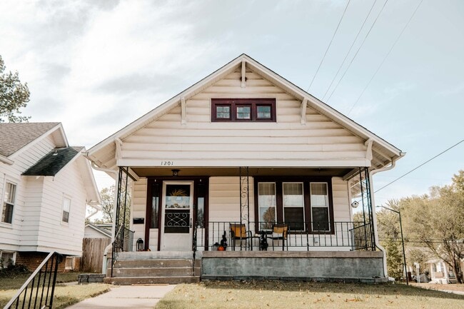 Primary Photo - Charming 3 Bedroom Home with Hardwood Floo...