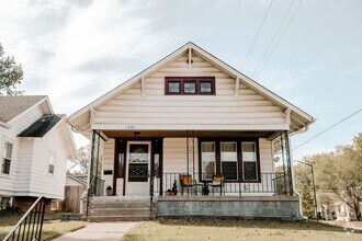 Building Photo - Charming 3 Bedroom Home with Hardwood Floo...