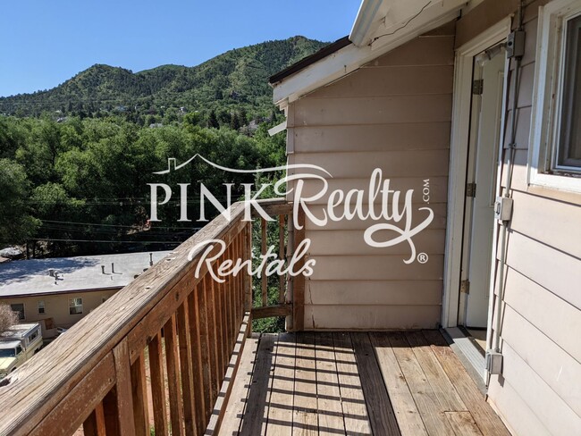 Building Photo - Cozy Triplex in Desirable Manitou Springs!