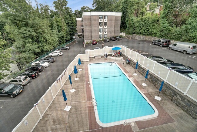 Building Photo - 128 Colonial Pkwy