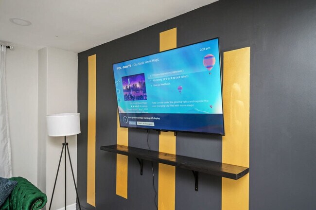 Building Photo - 300 W Peachtree St NW