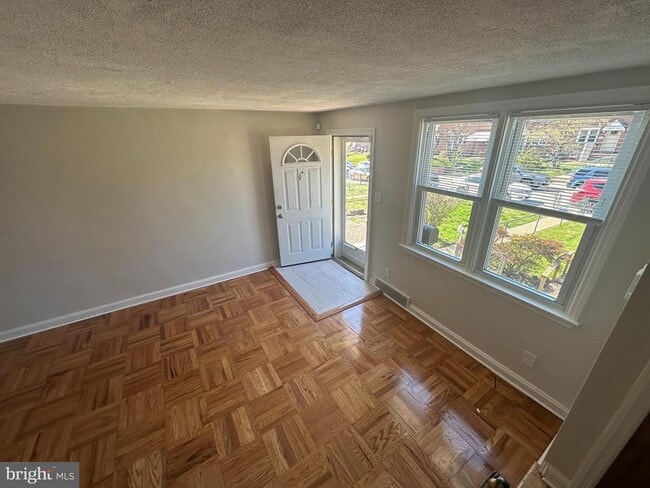 Building Photo - 2204 Lynn Blvd