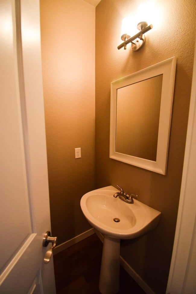 Building Photo - Beautiful Condo In the Heart of Beaverton!