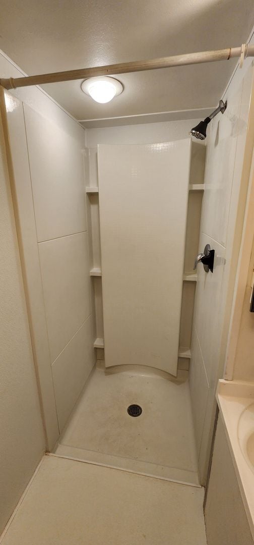 Building Photo - 2 Bedroom 1 Bath lower apartment - all utilities included!