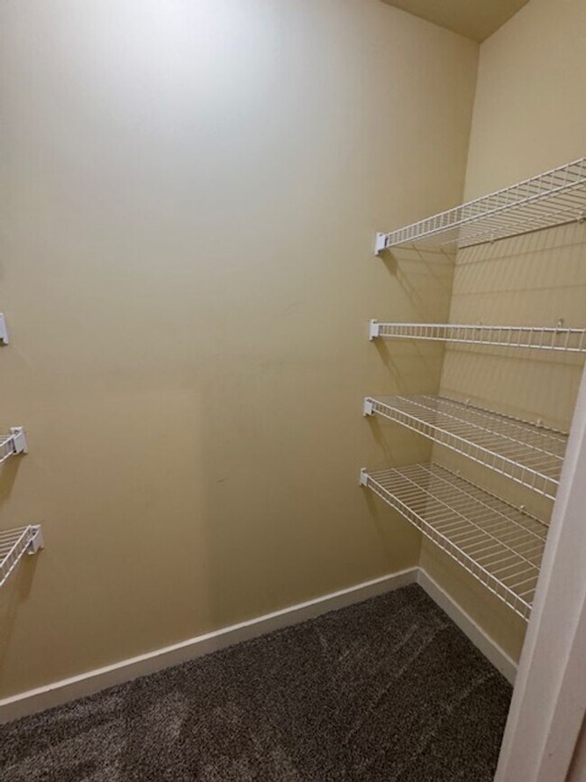 Building Photo - 1037