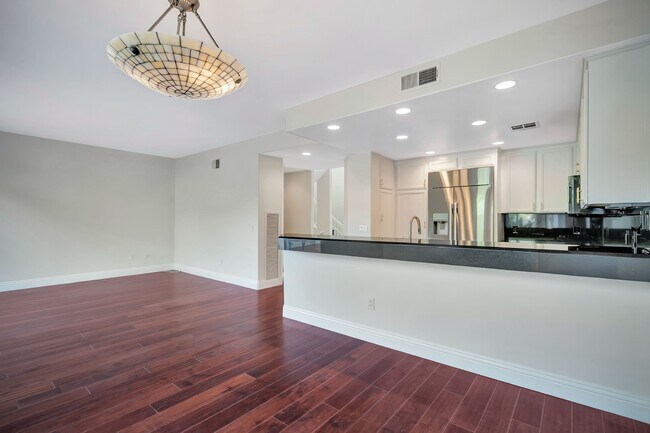 Building Photo - 6463 Zuma View Pl