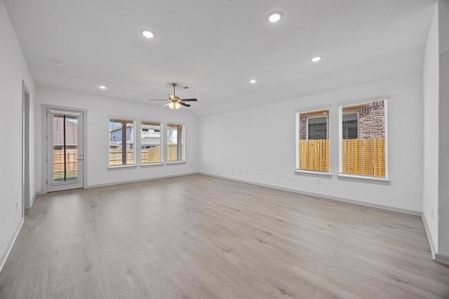 Building Photo - 400 Deerpath St
