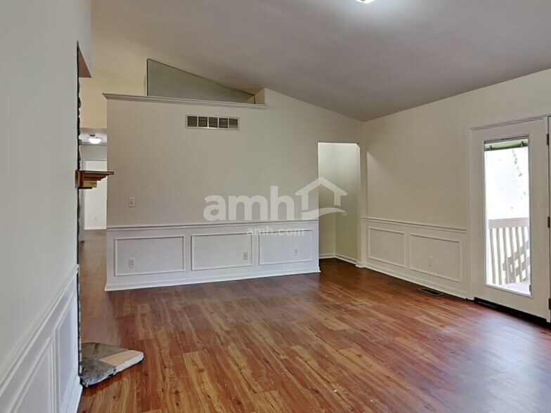 Building Photo - 2211 Siesta Dr