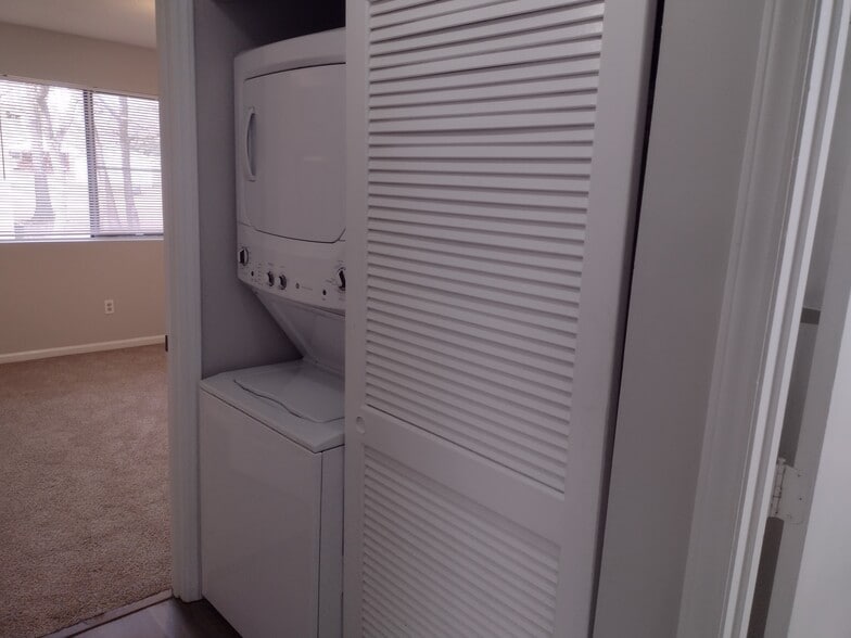 Building Photo - 1628 Cedarview Ct