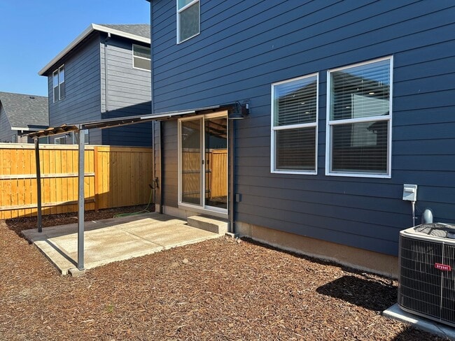 Building Photo - Newer 4 bedroom 2.5 bathroom house!