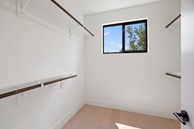 Building Photo - 1420 Primrose St