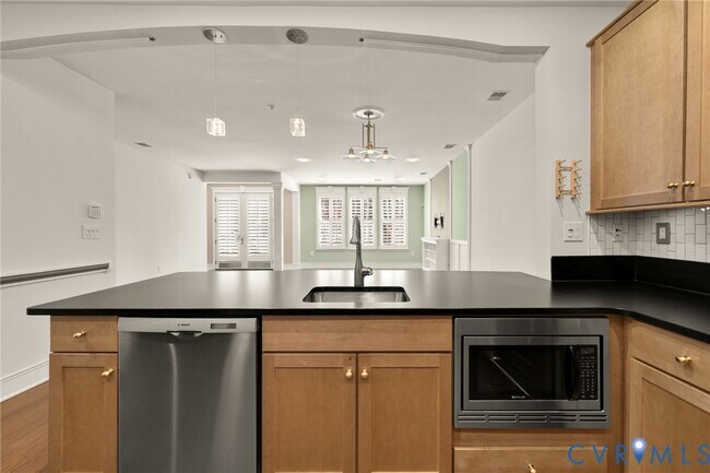 Building Photo - 1418 N Rhodes St