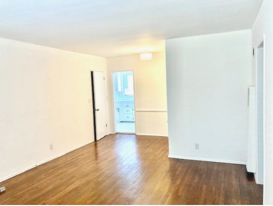 Building Photo - 916 N Sweetzer Ave