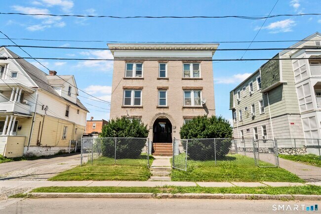 Building Photo - 66 Standish St